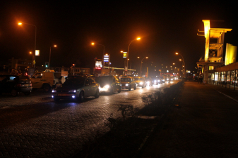 Gepimpte autos bij herdenking Paul Walker