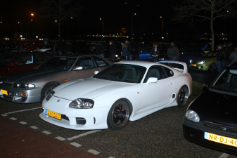 Gepimpte autos bij herdenking Paul Walker