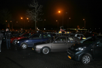 Gepimpte autos bij herdenking Paul Walker