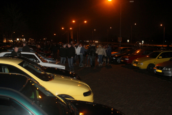 Gepimpte autos bij herdenking Paul Walker