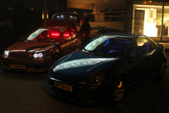 Gepimpte autos bij herdenking Paul Walker