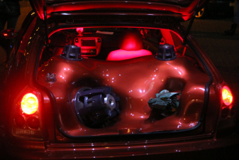 Gepimpte autos bij herdenking Paul Walker