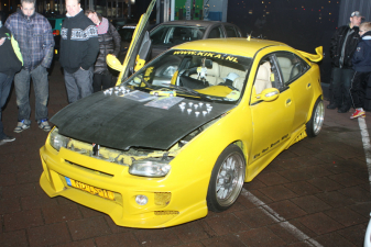 Gepimpte autos bij herdenking Paul Walker