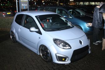 Gepimpte autos bij herdenking Paul Walker