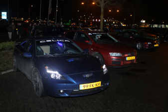 Gepimpte autos bij herdenking Paul Walker