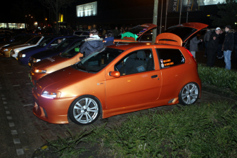 Gepimpte autos bij herdenking Paul Walker