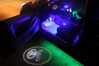 Gepimpte autos bij herdenking Paul Walker