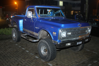 Gepimpte autos bij herdenking Paul Walker