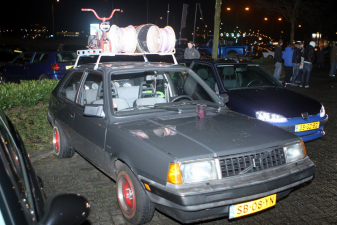 Gepimpte autos bij herdenking Paul Walker